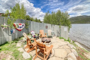 Fire pit right on the lake