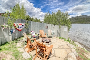Fire pit right on the lake