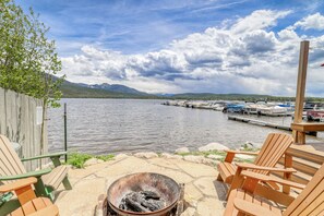 Fire pit right on the lake