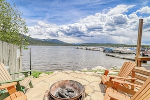 Fire pit right on the lake