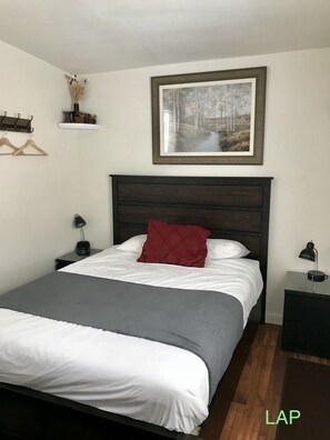 Queen size bed and flat screen TV with cable 