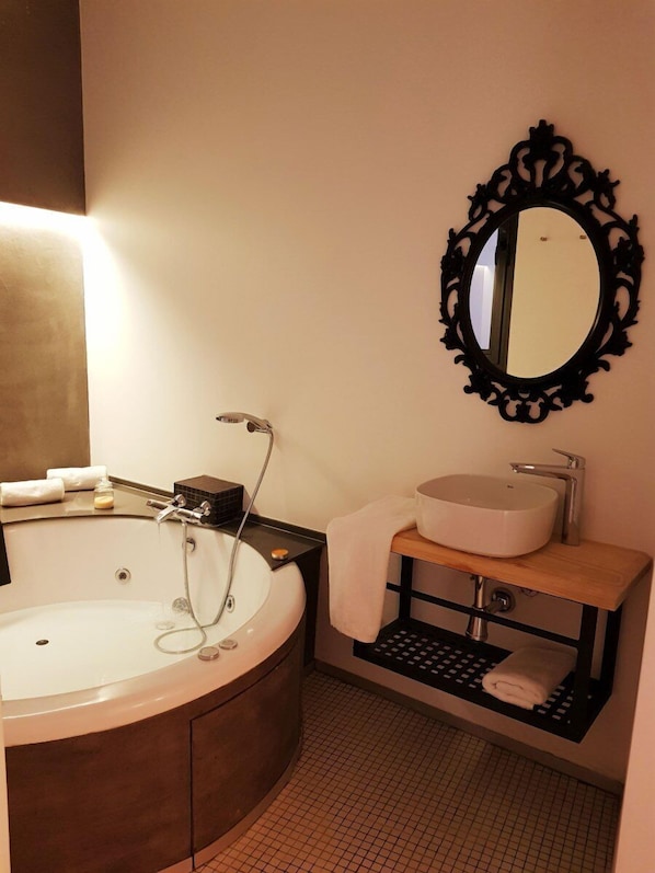 Jetted bathtub