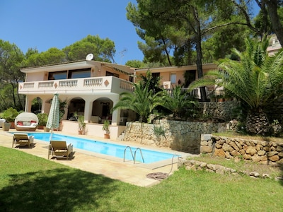 * * Excl. Spanish style villa, best location, sea view, 2 cars, 1 maid **
