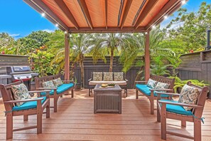 Step into your own private island oasis! Surrounded by lush tropical flora and the occasional friendly gecko, the spacious backyard patio is the perfect spot to unwind.