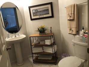 Full bath well stocked with linens