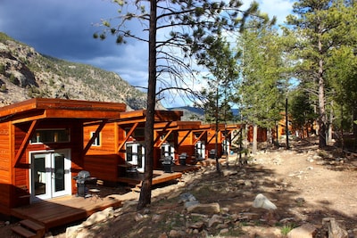 Enjoy a Rocky Mountain Getaway in a Fully-Furnished Cabin 