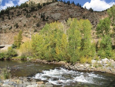 Enjoy a Rocky Mountain Getaway in a Fully-Furnished Cabin 