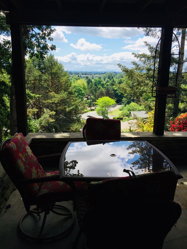 Private outside Dining. Wonderful views yet so close to so everything. 