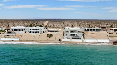 Espectacular casa frente a la playa con increíbles vistas 