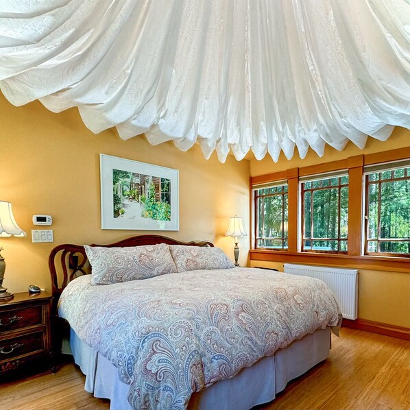 Dreamy and medium king size (72" x 84") bed has thermofoam topper and 4 pillows.