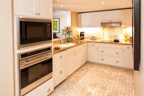 Gourmet kitchen! - Fully stocked, Wolf appliances and Sub-Zero fridge/freezer. Just bring your food and coffee!