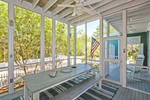 SCREENED IN PORCH FOR OUTDOOR DINING