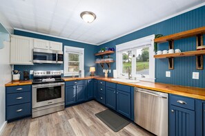 Fully stocked kitchen with SS appliances