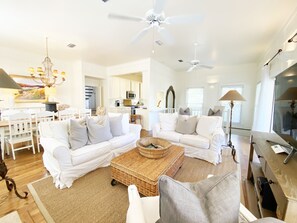 SPACIOUS, COMMUNAL AREAS, SLEEPS 10, GREAT LOCATION