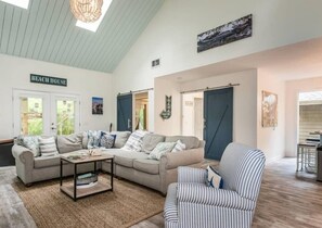 Gorgeously renovated 4 BR, 3 BA with private heated pool (seasonal) and swim up bar. Enjoy a quick bike or walk to beach, convenient to South Beach Marina and Sea Pines.