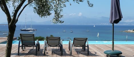 Terrasse piscine avec vue sur le golfe d'Ajaccio