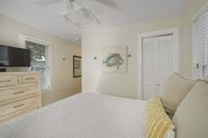 PRIVATE QUEEN ROOM AND FULL BATH- SLEEPS 4 TOTAL