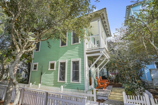 WELCOME TO GREENBACK A PET FRIENDLY GUEST COTTAGE IN SEASIDE, FL