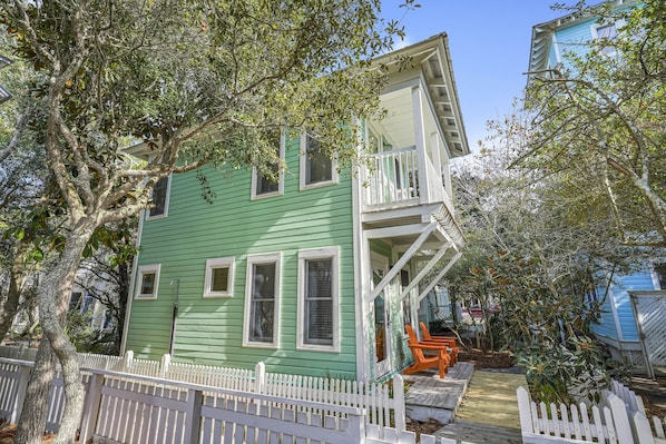 WELCOME TO GREENBACK A PET FRIENDLY GUEST COTTAGE IN SEASIDE, FL