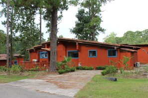 The main entrance, deck with picnic table and BBQ grill, 3 driveways