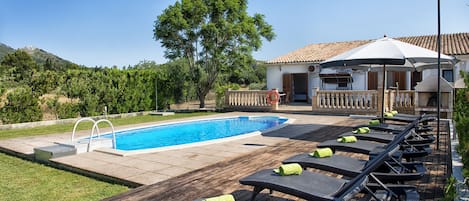 Piscine avec chaises longues et un mini-réfrigérateur