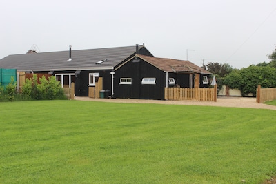 Delightful luxury rustic barn conversion near New Forest & south coast.Sleeps 4.