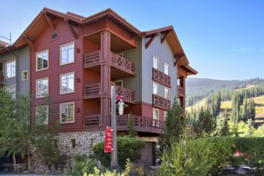 Tucker Mountain Lodge - Note proximity to the mountain!