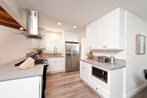 Fully-Stocked Kitchen with Nutribullet, Toaster, Keurig, and New Appliances!