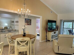 Living/Dining Area (1)
