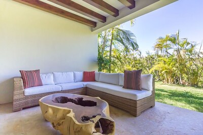 Condominio de lujo con piscina y jardín, dentro de las puertas entre St Regis y Four Season