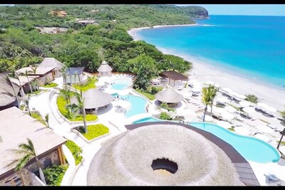 Condominio de lujo con piscina y jardín, dentro de las puertas entre St Regis y Four Season