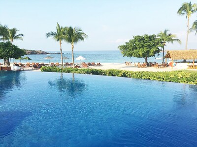 Condominio de lujo con piscina y jardín, dentro de las puertas entre St Regis y Four Season