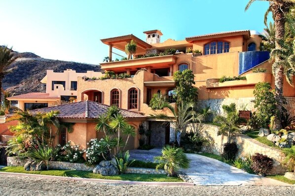 Front of Villa Vista Pacifica