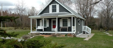 I finally got a red door, front of house