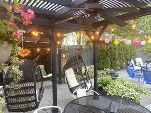 Al fresco dining under the double pergola adjacent to the 5 fun swingasans!