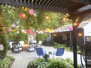 5 fun swingasans! You can swing & conversate or have movie night on the 70” tv!