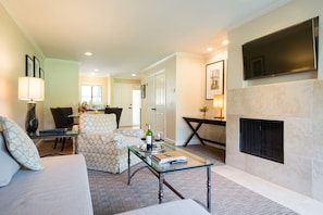Living room to dine or simply to enjoy the view on the golf course