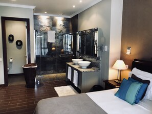 En-Suite Bathroom of Masterbedroom