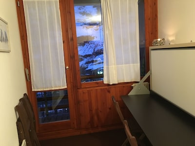 Charmant and romantic apartment just steps from the ski slopes, free Wi-Fi.