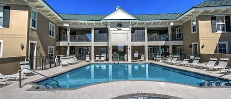 Rooftop pool and hot tub located on the 4th floor... same floor as our condo.