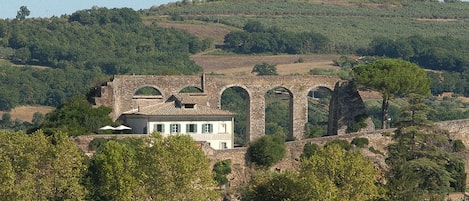 Villa dell'Acquedotto. The rolling hills of Umbria in the background