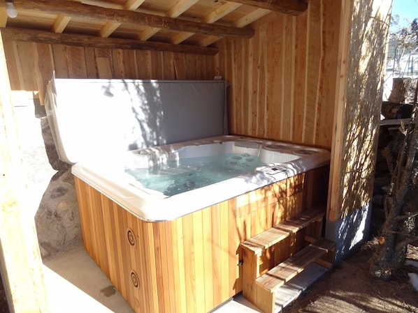 Outdoor spa tub