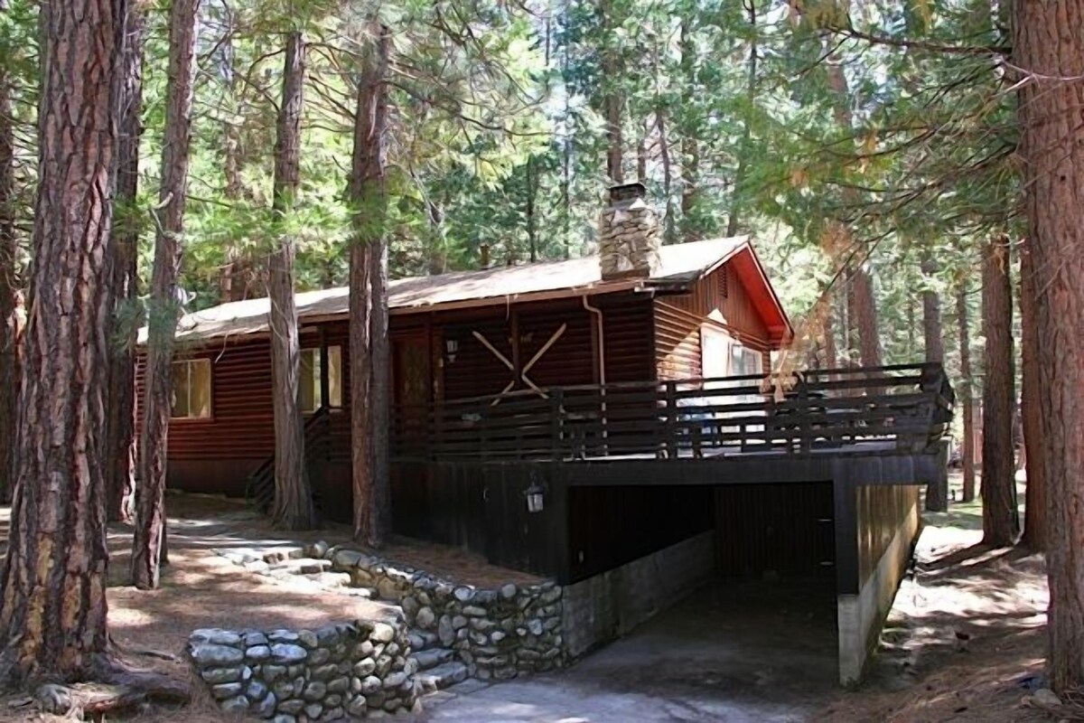 NO PARK RESERVATIONS NEEDED! INSIDE THE PARK! A/C, HUGE DECK, ROCK FIREPLACE!