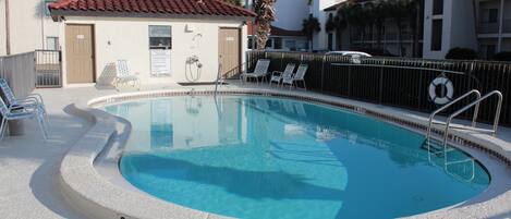 CENTRALLY LOCATED POOL - CENTRALLY LOCATED POOL