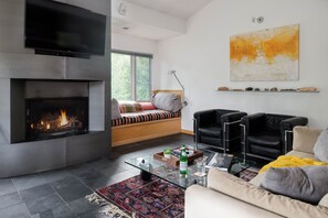 Living room with Fireplace