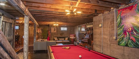 Family and friends' fun room, pool table, air hockey, Wi-Fi, bar, bar fridge ++