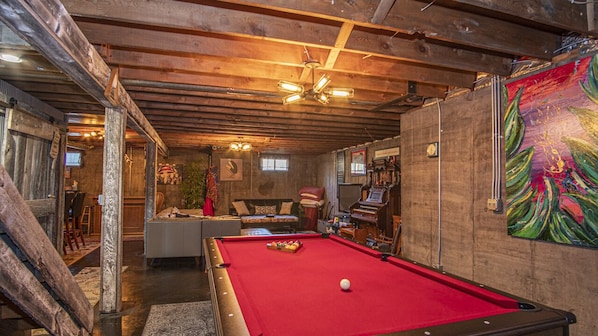 Family and friends' fun room, pool table, air hockey, Wi-Fi, bar, bar fridge ++