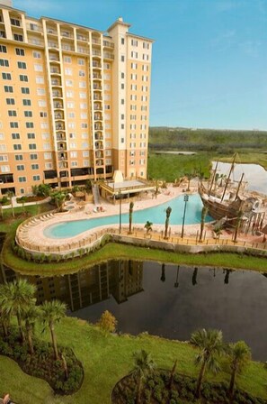 Birds eye view of the pirateship pool. 