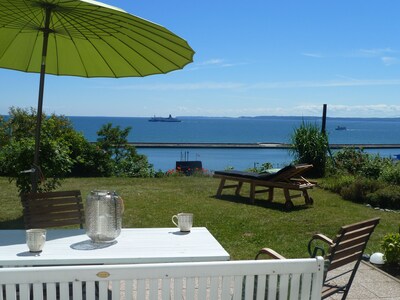Panoramic view to the sea, small garden, quiet and still central location