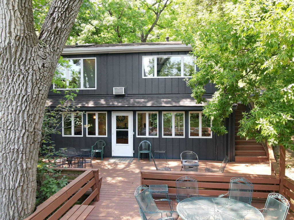 Beautiful Waterfront Wooded 6 Bedroom Home On the Rock River/ Lake